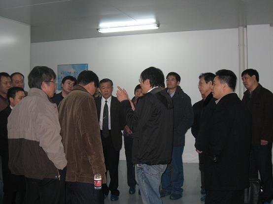 車間里，向電焊機協(xié)會參會代表講解斯達半導(dǎo)體整體運行情況